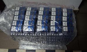 Zeci de mii de pachete cu ţigări şi sume mari de bani, găsite de poliţiştii de frontieră din Maramureş în urma unor descinderi la contrabandişti