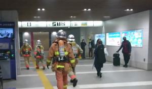 Un bărbat din Japonia, arestat în urma unui atac cu cuţitul într-un tren din Tokyo. Agresorul a provocat şi un incendiu - VIDEO