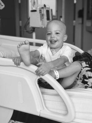 Imaginea care a făcut înconjurul lumii: Băieţel de patru ani, consolat de sora lui, în timpul luptei împotriva cancerului, în SUA