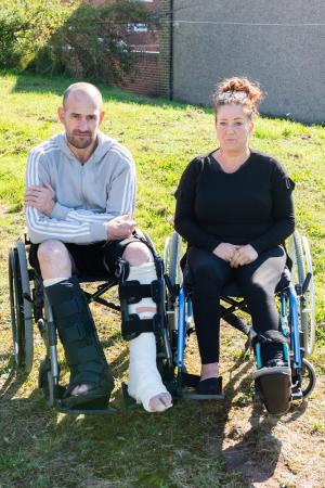 Doi prieteni şi-au rupt picioarele după ce s-au strecurat noaptea într-un parc acvatic pentru a se da pe tobogan, în UK: „Am fost idioţi, să ne învăţăm minte”