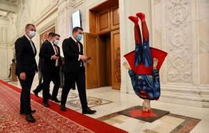 Statuie cu Superman lovindu-se cu capul de asfalt, pe holul Parlamentului, în ziua moţiunii de cenzură împotriva lui SuperCîţu
