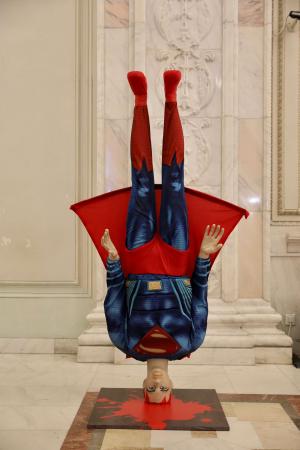 Statuie cu Superman lovindu-se cu capul de asfalt, pe holul Parlamentului, în ziua moţiunii de cenzură împotriva lui SuperCîţu