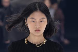 Critici dure la adresa casei de modă Givenchy. Modelele au defilat la Paris cu "ştreanguri" la gât