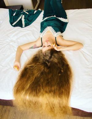 Rapunzel în viaţa reală. O rusoaică petrece 16 ore pe săptămână pentru a-şi îngriji părul lung, în care i se încurcă uneori şi insecte