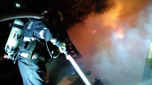 Incendiu puternic în București, în zona Vitan. O casă a luat foc și a ars ca o torță, flăcările s-au extins la o altă locuință