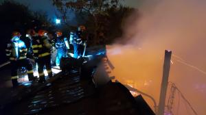 Incendiu puternic în București, în zona Vitan. O casă a luat foc și a ars ca o torță, flăcările s-au extins la o altă locuință