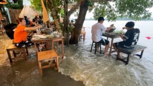 În ciuda inundaţiilor din Thailanda, restaurantul Titiporn face "valuri", devenind o atracţie pentru clienţi - VIDEO