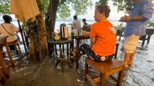 În ciuda inundaţiilor din Thailanda, restaurantul Titiporn face "valuri", devenind o atracţie pentru clienţi - VIDEO