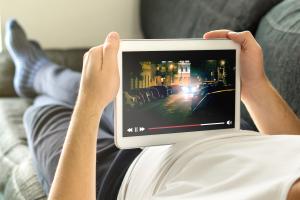 Taxă pe filme online. Guvernul Cîţu s-ar pregăti să introducă o nouă taxă pentru plaforme gen Netflix, HBO Go sau Rakuten