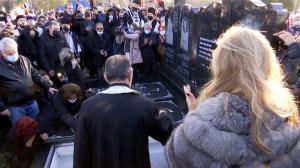 Scene sfâşietoare la înmormântarea lui Petrică Mîţu Stoian: 2000 de oameni au venit să îşi ia rămas bun de la artist. Întrebările care rămân după moartea lui