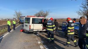 Un copil a murit în mașina zdrobită de un microbuz, într-un teribil accident în Bihor. Imagini de la locul tragediei