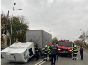 Momentul în care cabina unui autocamion se desprinde şi cade pe asfalt după o frână puternică, pe un bulevard aglomerat din Satu Mare VIDEO