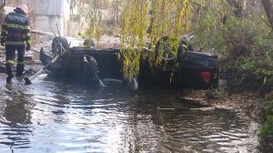 Un bărbat de 46 de ani din Vâlcea a ajuns la spital după ce s-a răsturnat cu maşina într-un râu