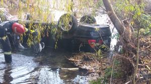 Un bărbat de 46 de ani din Vâlcea a ajuns la spital după ce s-a răsturnat cu maşina într-un râu