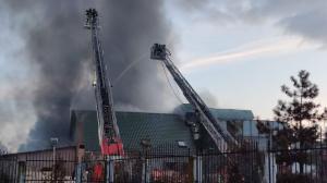 Incendiu puternic la o fabrică de mezeluri din Olt. Flăcările au cuprins o suprafaţă de aproximtiv 1000 de metri pătraţi