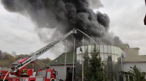 Incendiu puternic la o fabrică de mezeluri din Olt. Flăcările au cuprins o suprafaţă de aproximtiv 1000 de metri pătraţi