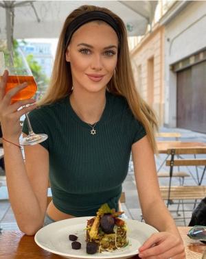 O tânără de 25 de ani din Slovacia se plânge că Instagram îi şterge mereu contul. Oamenii îi dau report pentru că e prea frumoasă: "Ei nu cred că sunt reală" - GALERIE FOTO