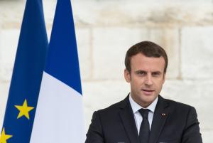 Emmanuel Macron acuzat că a schimbat culoarea drapelului francez, fără să anunţe cetăţenii