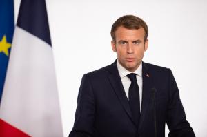 Emmanuel Macron acuzat că a schimbat culoarea drapelului francez, fără să anunţe cetăţenii