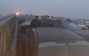 Accident în lanț cu 21 mașini, pe un drum din Mureș. Carambolul s-a produs pe podul din Sânpaul, traficul este blocat total