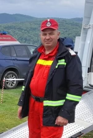 O ambulanță a luat foc în mers, la Suceava. Un pompier care mergea spre casă a văzut fumul și a sărit în ajutorul echipajului medical