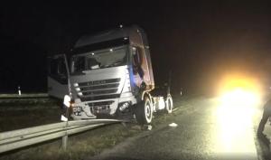TIR scăpat de sub control 30 de kilometri, după ce șoferul a leșinat la volan. Camionul a făcut prăpăd pe o autostradă din Germania