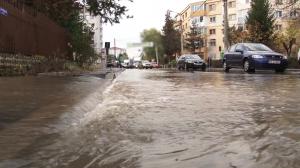 Haos pe o stradă din Pitești, după ce o conductă de apă, veche de peste 50 de ani, s-a spart. Curtea unei biserici și subsoluri de bloc, inundate