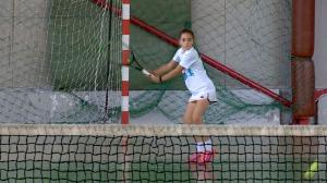 Viitoarea speranță a tenisului românesc se antrenează în sala de sport a unei școli din Baia Mare. Copila de 10 ani l-a impresionat deja pe Rafael Nadal