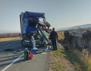 Accident mortal între 4 autotrenuri pe centura ocolitoare a municipiului Caransebeș. Imagini de la locul tragediei