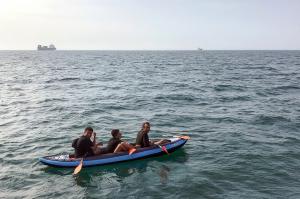 Magazinele Decathlon din nordul Franţei refuză să mai vândă canoe, după ce sute de migranţi le-au folosit să fugă în Anglia - VIDEO
