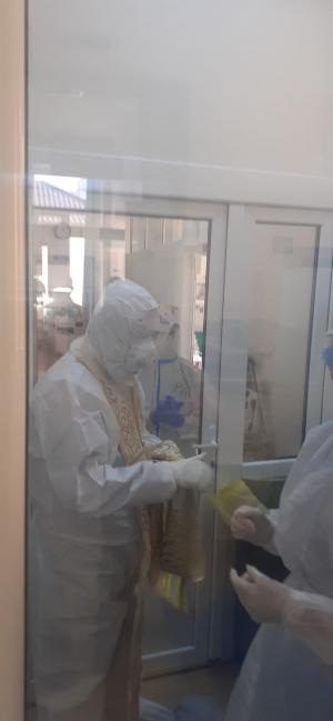 ÎPS Teofan s-a îmbrăcat în combinezon și a mers la pacienții COVID în stare gravă, la Spitalul "Sf. Parascheva" din Iași