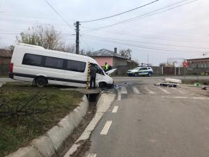 Accident cu zece victime pe un drum din Olt. Microbuzul în care se aflau a intrat cu viteză într-un cap de pod, la Gostavățu