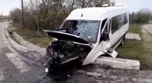 Accident cu zece victime pe un drum din Olt. Microbuzul în care se aflau a intrat cu viteză într-un cap de pod, la Gostavățu