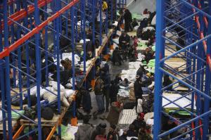 Refugiații de la granița cu Polonia, mutați într-un hangar. Belarus a evacuat taberele de migranți. VIDEO