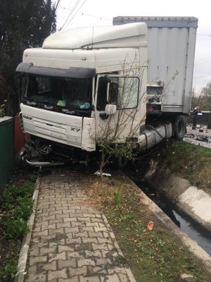 Suzuki zdrobit de TIR în Prahova, la Ciorani, șoferul n-a avut nicio șansă să supraviețuiască