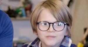 Un tată i-a lipit din greşeală ochii fiului său de 9 ani, după ce a încurcat picăturile medicale cu tubul de super-glue, în UK