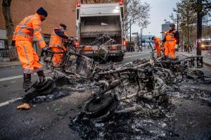 A doua noapte de proteste în Olanda. Revoltaţi de noile restricţii, oamenii au făcut prăpăd pe străzi şi au incendiat biciclete