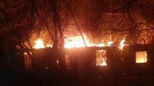 Mai multe locuinţe sociale din Eforie Nord au fost înghiţite de flăcări. Oamenii au rămas fără un acoperiş deasupra capului