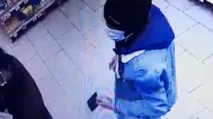 Momentul în care un hoţ din Bacău pândeşte o femeie şi o lasă fără telefon, surprins de camerele de supraveghere