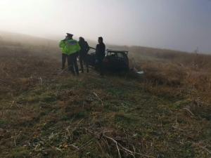 Tragedie în Vaslui, după ce doi frați de 16 și 17 ani au furat mașina părinților și s-au răsturnat cu ea pe un câmp. Băiatul cel mare a fost găsit mort