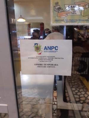 ANPC a închis temporar Piaţa Berceni şi Mega Image-ul din Piaţa Reşiţa. Rugină şi gândaci, printre nereguli - VIDEO