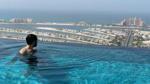 Dubai se laudă cu piscina suspendată aflată la cea mai mare înălţime. Intrarea costă între 40 şi 90 de dolari, în funcţie de moment