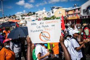 Proteste violente faţă de certificatul Covid, pe insulele Martinica şi Guadelupa. Manifestanţii au tras cu armele spre poliţişti