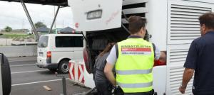 "Captură" inedită a vameşilor austrieci: 25 de moldoveni care mergeau la muncă în Franţa au înghesuit 1,2 tone de mâncare şi băutură în autocar | GALERIE FOTO