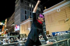 Proteste violente în Turcia: femeile, alungate cu gaze lacrimogene şi gloanţe de cauciuc de forţele de ordine
