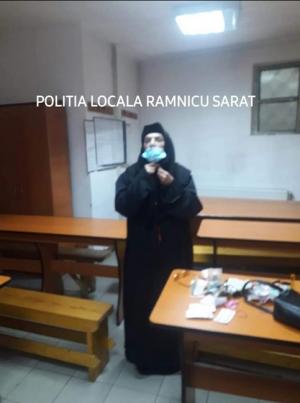 O "măicuţă suspectă" cerea bani oamenilor pe stradă, în Râmnicu Vâlcea. Surpriza pe care au avut-o poliţiştii când şi-a dat jos hainele monahale - GALERIE FOTO