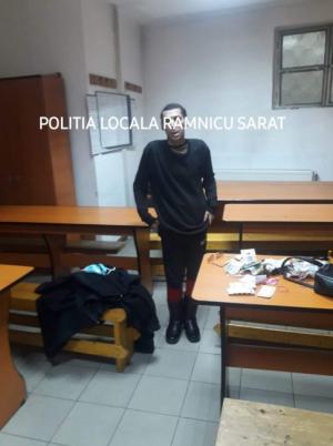 O "măicuţă suspectă" cerea bani oamenilor pe stradă, în Râmnicu Vâlcea. Surpriza pe care au avut-o poliţiştii când şi-a dat jos hainele monahale - GALERIE FOTO