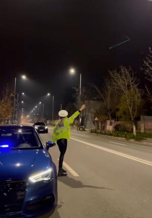 O influenceriţă din București, cercetată penal după ce s-a fotografiat în uniformă de poliţist