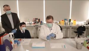 VIDEO. Cum se folosesc testele de salivă în școli. Demonstrația făcută de Alexandru Rafila