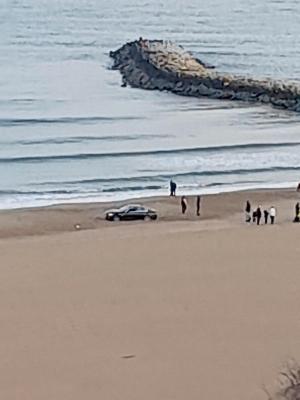 Amenda primită de o tânără care a intrat cu maşina pe plaja Modern din Constanţa şi a rămas blocată în nisip